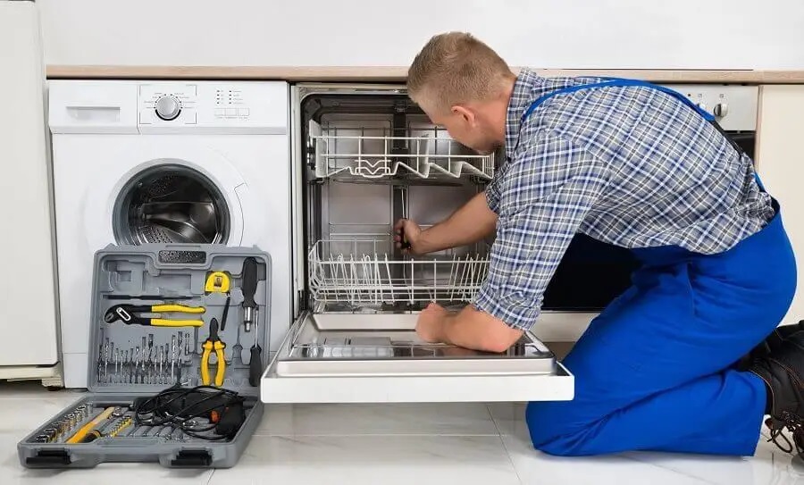 Akçakoca Hotpoint servisi teknisyen ekibi beyaz eşya tamiri yaparken